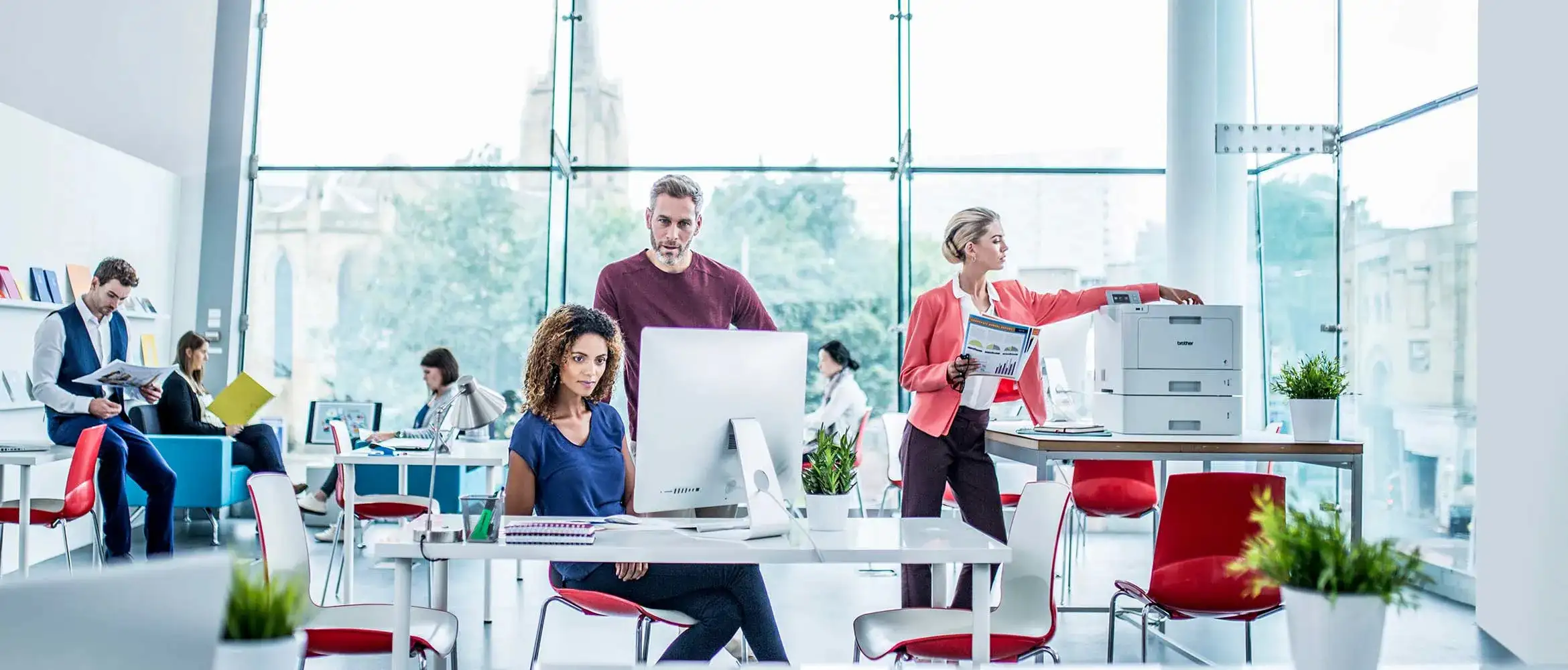 persone-che-lavorano-in-ufficio-alla-scrivania-donna-vicino-alla-stampante-a-colori-brother